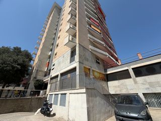 Aparcament cotxe a La Guineueta. Plaza de parking justo al lado mercado la guineueta