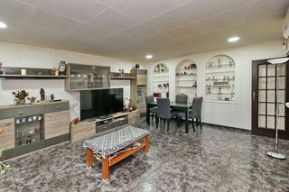 Flat in Ciutat Meridiana. Piso de 2 habitaciones en ciutat meridiana, amplio y bien comuni