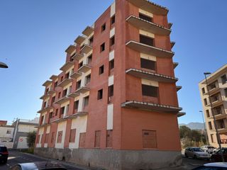 Gebäude  Del raval y a la calle marti lhuma