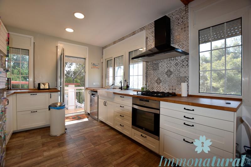 Foto c1b92e75-4d9d-41c6-afe8-722da63bcf5f. Chalet mit kamin heizung parking pool in Torrelles de Llobregat