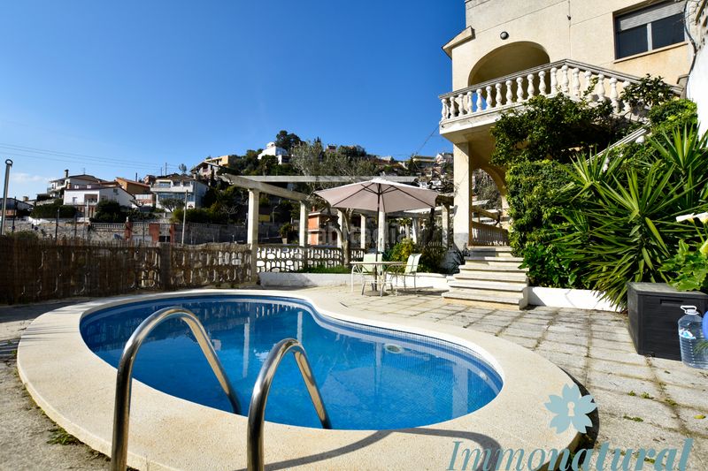 Foto bad097b7-6499-4fed-b171-79c885e579e8. Xalet amb xemeneia calefacció piscina a Torrelles de Llobregat