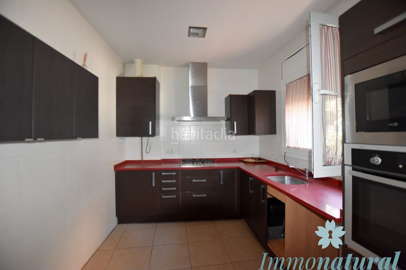 Foto dde4bd99-eea4-4903-a547-04e9c0145748. Casa adossada amb xemeneia calefacció aparcament a Torrelles de Llobregat