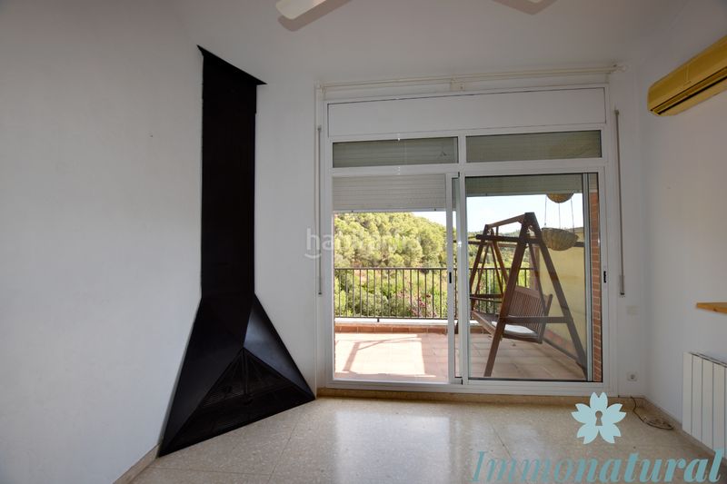 Foto 1d086c4c-ad32-475d-99e0-c5c42c6b203e. Casa adossada amb xemeneia calefacció aparcament a Torrelles de Llobregat