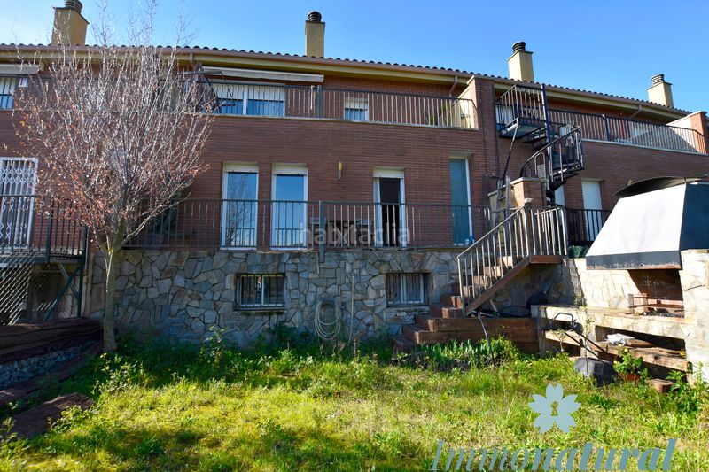 Foto 89b5bb9d-c971-4e90-832f-1d6a96b6b340. Casa adossada amb xemeneia calefacció aparcament a Torrelles de Llobregat