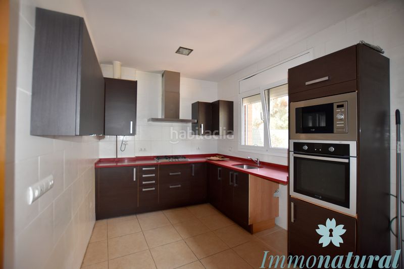 Foto ad852700-95df-450b-8d32-883cb497c684. Casa adossada amb xemeneia calefacció aparcament a Torrelles de Llobregat