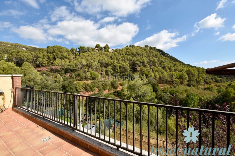 Foto caddae4d-c9f9-46e7-b7cd-256bd0b9cc9e. Casa adossada amb xemeneia calefacció aparcament a Torrelles de Llobregat