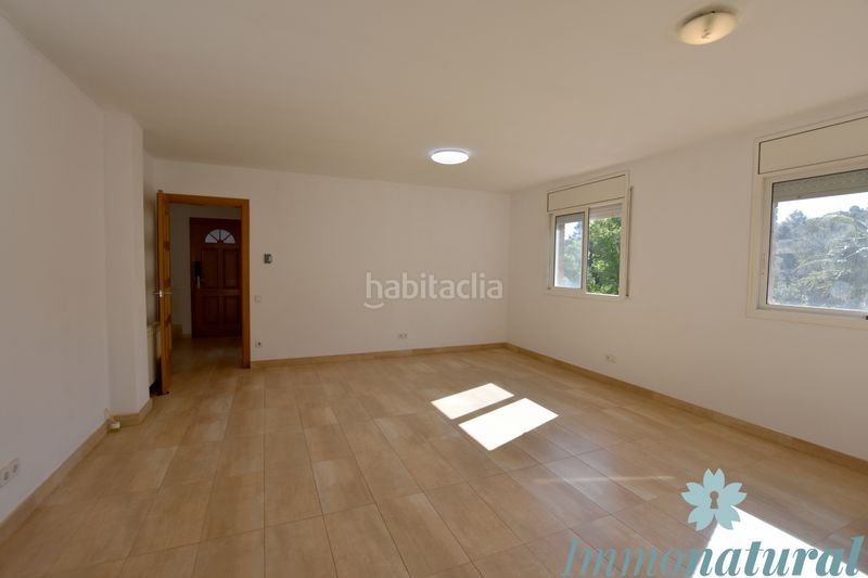 Foto beb2a64c-9998-46ab-a173-269cb7d45bbc. Xalet amb calefacció aparcament piscina a Torrelles de Llobregat
