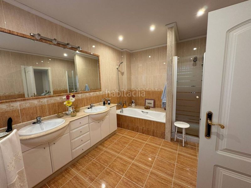 Foto e844fd84-41a3-43c2-a70a-fec7dc7ad758. Casa adossada amb aparcament a Sedaví
