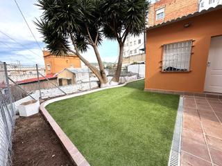 Chalet à Carrer del canigó 18. Reservado casa reformada con terraza