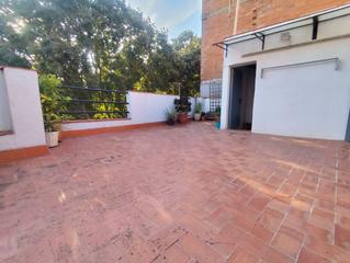 Erdgeschoss in Lloreda. Planta baja con terraza