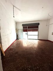 Local Comercial a Carrer cuba 10. Amplio local con mucha luz natural