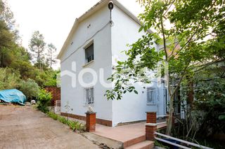 Casa en Sant Salvador de Guardiola. Casa con 6 habitaciones con parking y piscina