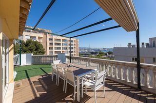 Àtic  Perill. Ático dúplex con amplia terraza, vistas abiertas y 2 parkings en