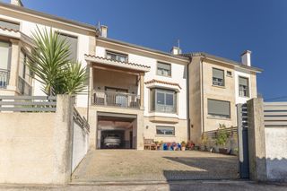 Maison jumelée à Moaña. Vivienda unifamiliar lista para entrar a vivir con ascensor, gar