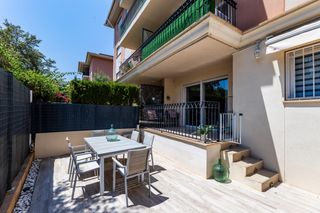 Erdgeschoss  Reis. Planta baja reformada con terraza, parking y trastero junto a so