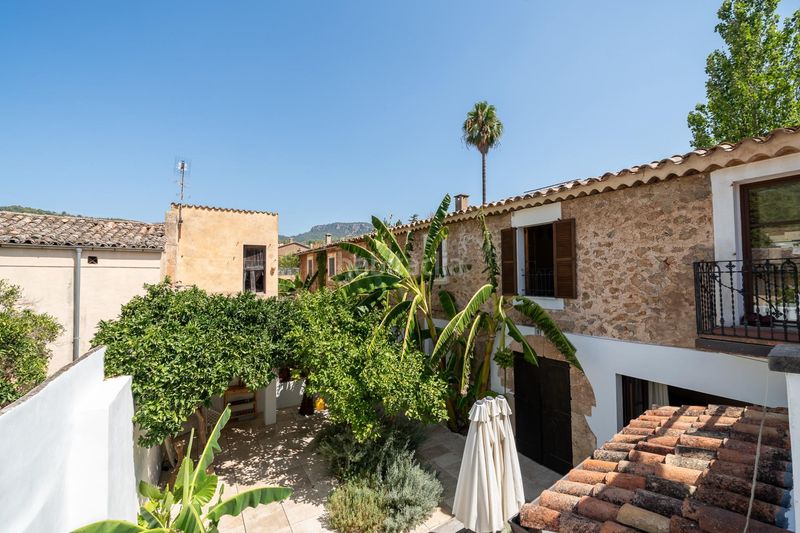 Foto 4b9692b2-4886-4845-ad4f-bf893251c05d. Casa pareada casa reformada en el corazón . en Esporles