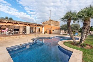 Masía en Les Maravelles. Villa rústica con piscina en sa casa blanca