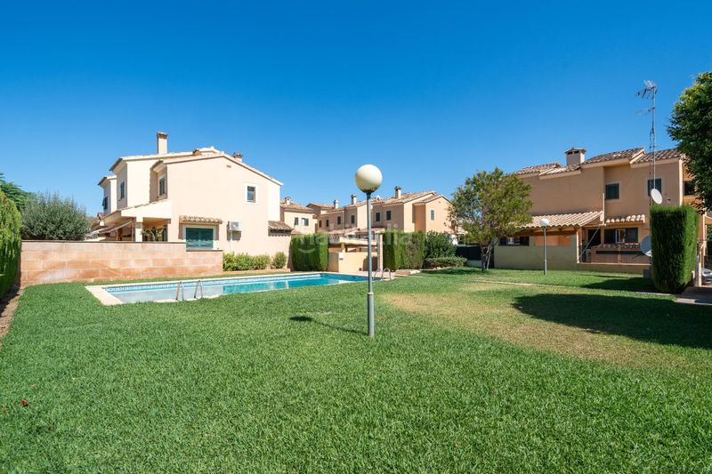 Foto 24e138e1-93a8-40b5-914b-17f9b21cc426. Casa pareada adosado esquinero con terraza y piscina comunitaria en Marratxí