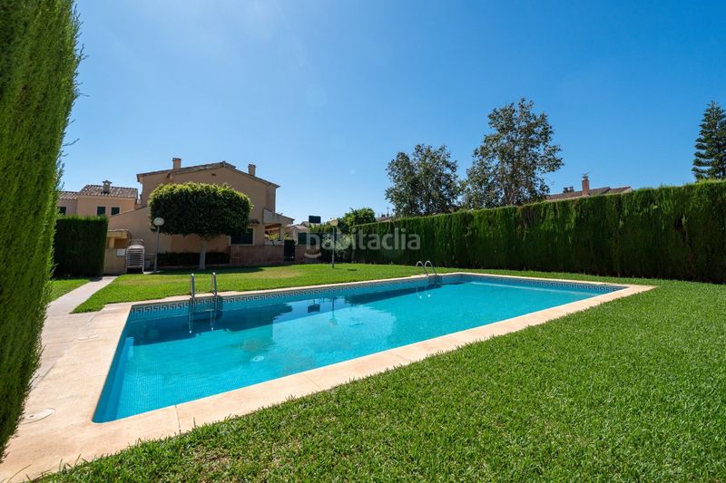 Foto 71f42773-b8e8-4a40-aa2d-d49b6cb1cf9a. Casa pareada adosado esquinero con terraza y piscina comunitaria en Marratxí