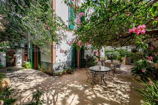 Casa bifamiliare in Son Serra-Sa Vileta. Casa con mucho encanto de 4 habitaciones con gran jardín en la v