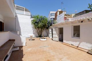 Planta baixa a Santa Catalina. Planta baja con apartamento independiente, terraza y gran garaje
