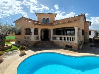 Chalet en Sa Cabaneta. Unifamiliar todo en planta de 3 habitaciones y piscina en marrat