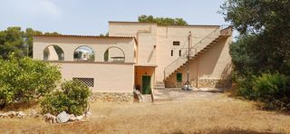 Xalet a Cala Blava-Bellavista. Villa de 7 habitaciones con garaje y gran terreno arbolado con v
