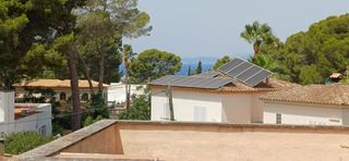 Chalet à Cala Blava-Bellavista. Villa de 7 habitaciones con garaje y gran terreno arbolado con v