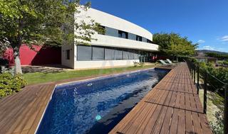 Casa a Alella. Chalet con luz, tranquilidad y vistas al mar