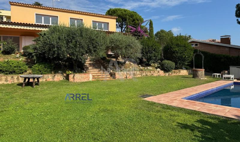 Foto 09a27264-4d95-4001-801d-64fa9afc59c3. Affitto casale con parcheggio piscina in Alella