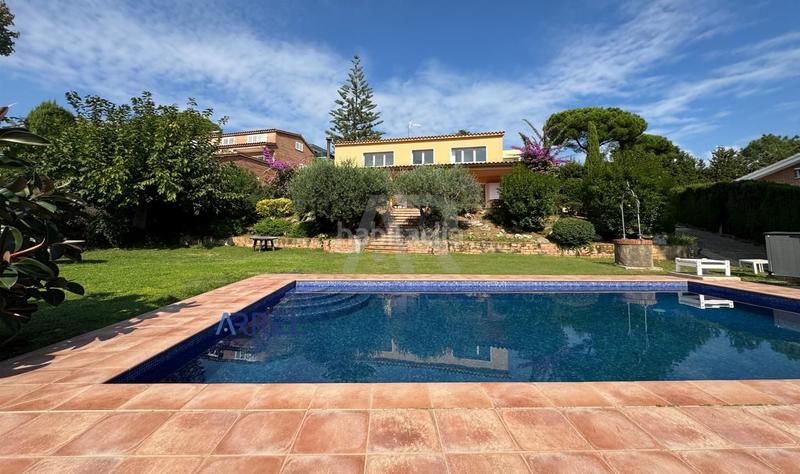 Foto 105f4dad-920c-440f-871a-8ac4aefd7b49. Affitto casale con parcheggio piscina in Alella