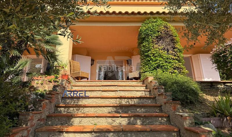 Foto 710fb388-c7ba-44e0-b372-86778b858383. Affitto casale con parcheggio piscina in Alella