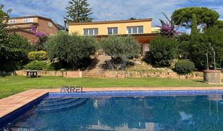 Rent Country house in Alella. Luminoso xalet con vistas y piscina en alella