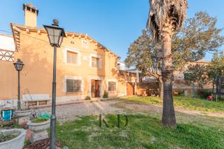 Maison dans Valldoreix. Acogedora casa con amplio jardin con piscina