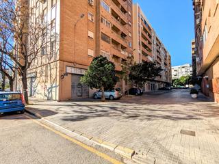 Location Local commercial à Calle poeta eduardo buil 5. Un gran local en benimaclet