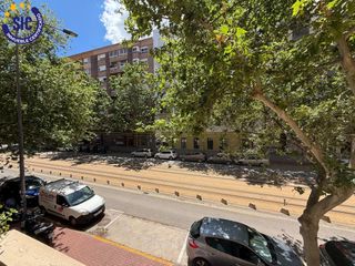 Appartement à Calle dr vicente zaragoza 61. Hay casas bonitas. y luego está esta...