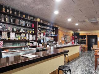Semi detached house in Manlleu. Restaurante con vivienda manlleu