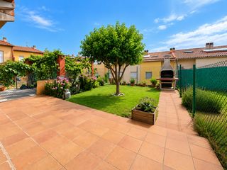 Semi detached house in Torelló. Casa adosada con jardín  en venta torelló