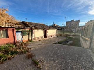 Chalet à Monzón. Calle huesca, barrio palomar