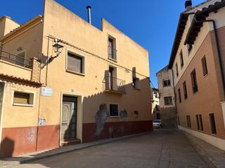 Xalet a Villaturiel. Calle medio, centro de la población