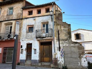 Chalet à Binéfar. En la plaza de la litera