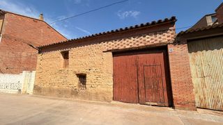 Finca rústica en Ontiñena. Solar urbano con almacén en el centro del pueblo.