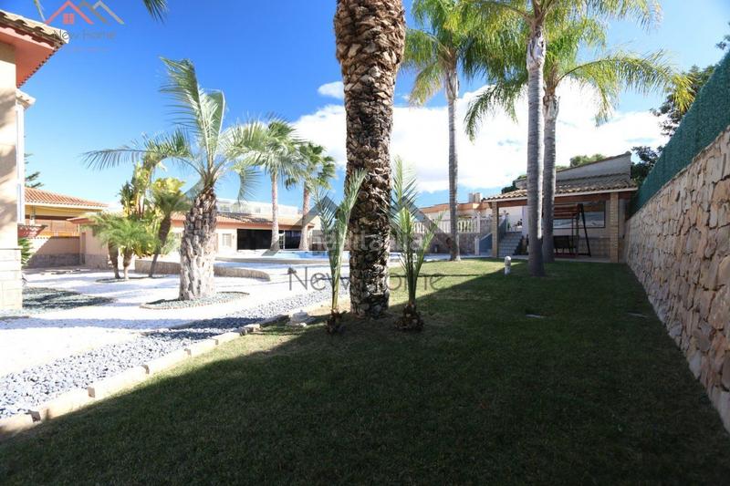Foto bf5f6d04-6427-485e-b6ab-c154a61c8eb0. Chalet vive la exclusividad y el confort en esta magnífica vivienda independiente. en Benaguasil