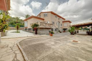 Xalet a Benaguasil. Vive la exclusividad y el confort en esta magnífica vivienda ind