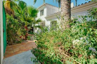 Chalet en Vilamarxant. Chalet con piscina, gran parcela y vegetacin en monte horquera