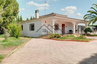 Chalet en Santa Bárbara. Chalet rústico en venta en llíria con piscina y gran parcela a s