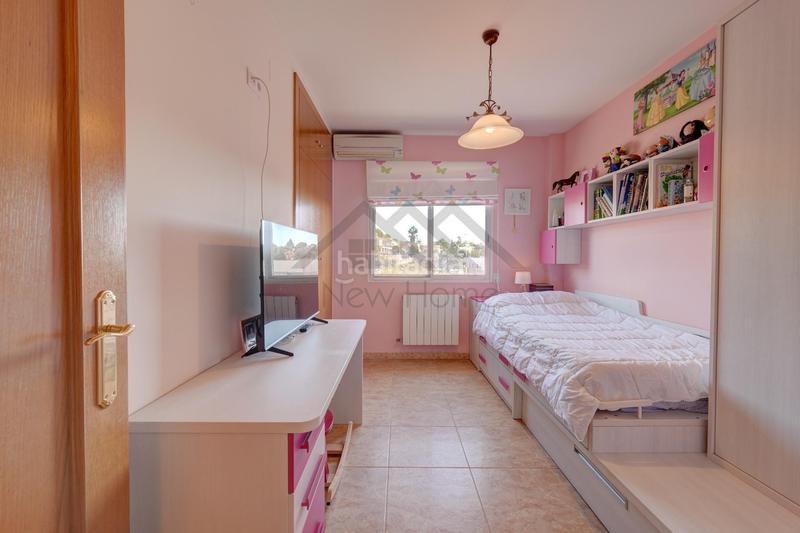 Foto 6352ae24-391f-4f0b-a247-d59b2a8b36c0. Casa pareada chalet independiente con piscina y gran parcela en montecolorado luz, espacio y confort en la pobla de vallbona en Pobla de Vallbona (la)