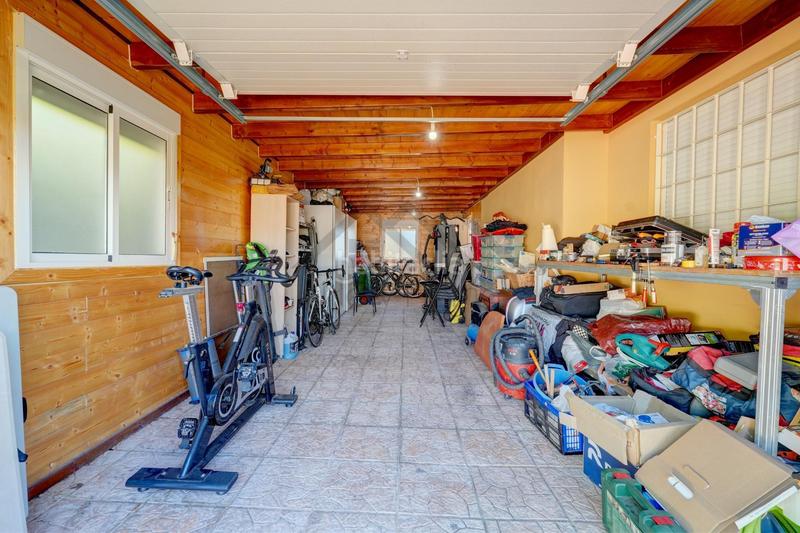 Foto b48b963a-8a9c-4248-a2ca-68f288be03a9. Casa pareada chalet independiente con piscina y gran parcela en montecolorado luz, espacio y confort en la pobla de vallbona en Pobla de Vallbona (la)