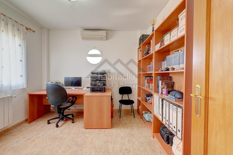 Foto e93b9652-f8d2-4055-a315-9086fb01219c. Casa pareada chalet independiente con piscina y gran parcela en montecolorado luz, espacio y confort en la pobla de vallbona en Pobla de Vallbona (la)