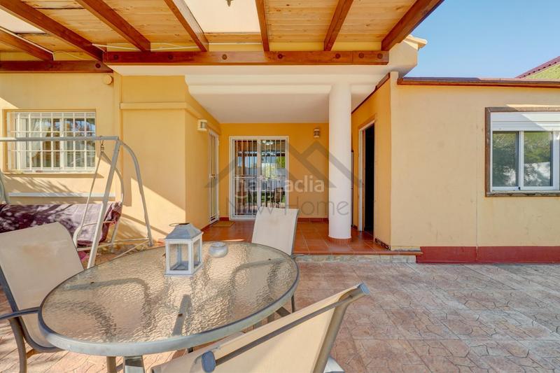 Foto ed08c4ea-092a-4108-a9c0-831563606fe3. Casa pareada chalet independiente con piscina y gran parcela en montecolorado luz, espacio y confort en la pobla de vallbona en Pobla de Vallbona (la)